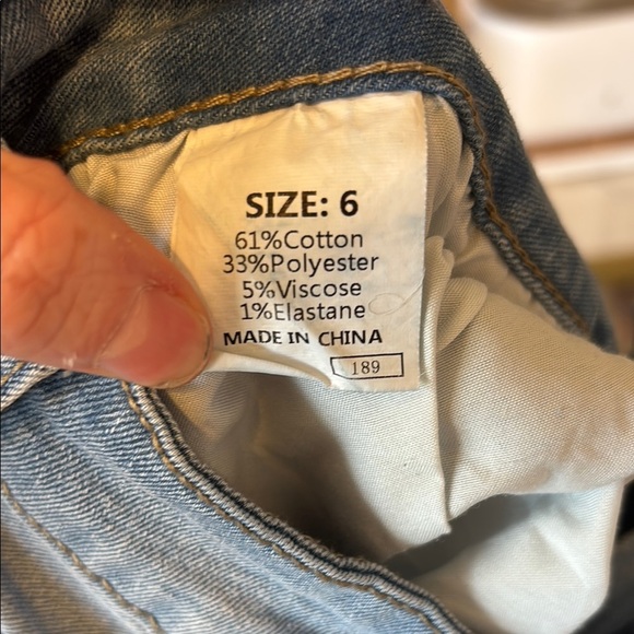 Stylish Blue Ankle Cropped Jeans with Distressed Hem - Picture 2 of 3